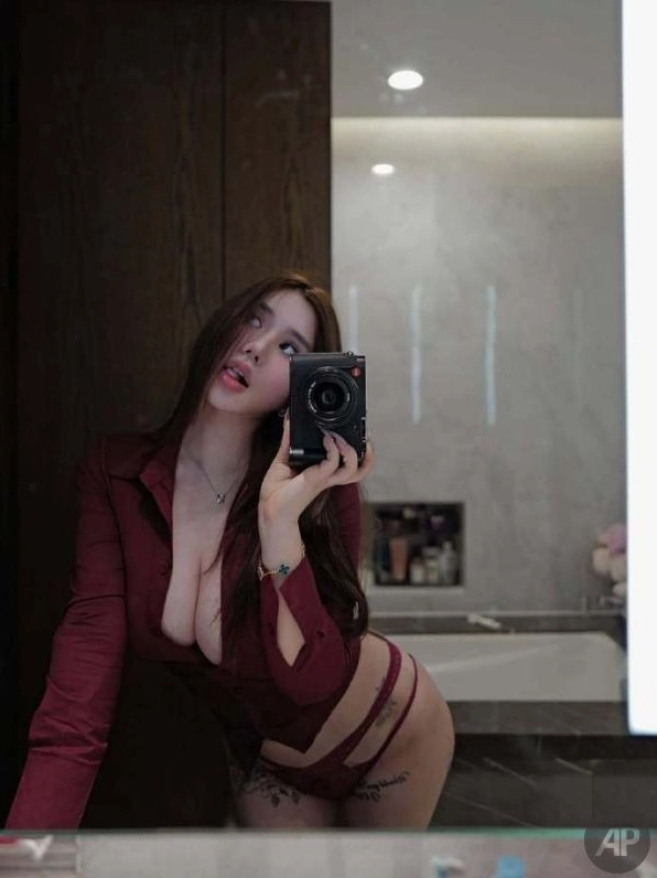 Nét đẹp kiêu sa của hot girl dưới ánh sáng nghệ thuật trong phòng chụp