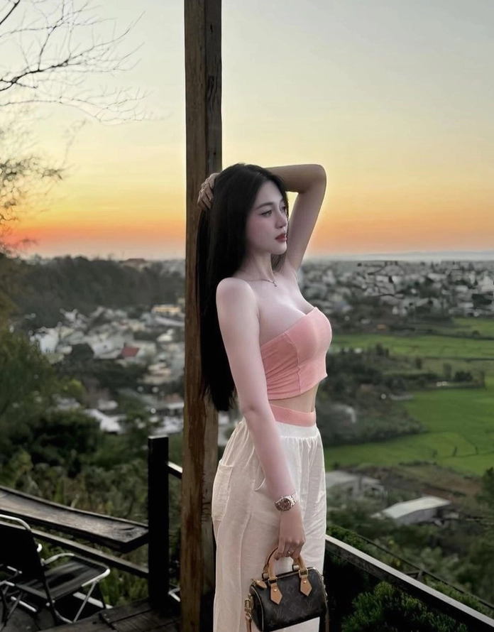 Nét đẹp tự nhiên chuẩn hiện đại của cô gái trẻ