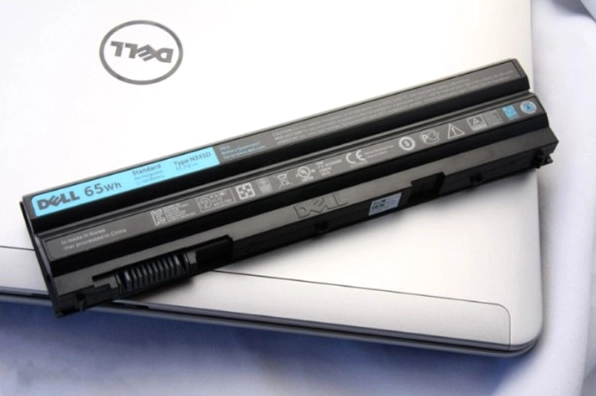 Người dùng có thể dễ dàng tự tháo pin trên những chiếc laptop thiết kế pin rời ngay tại nhà