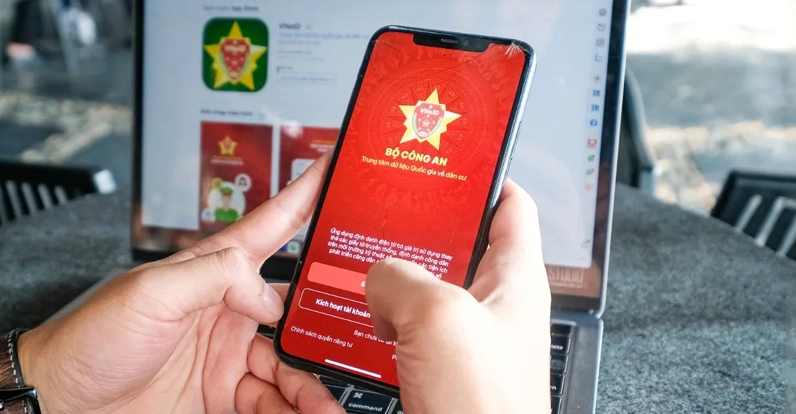 Người dùng thao tác trên điện thoại gặp tình trạng không đăng nhập được VNeID