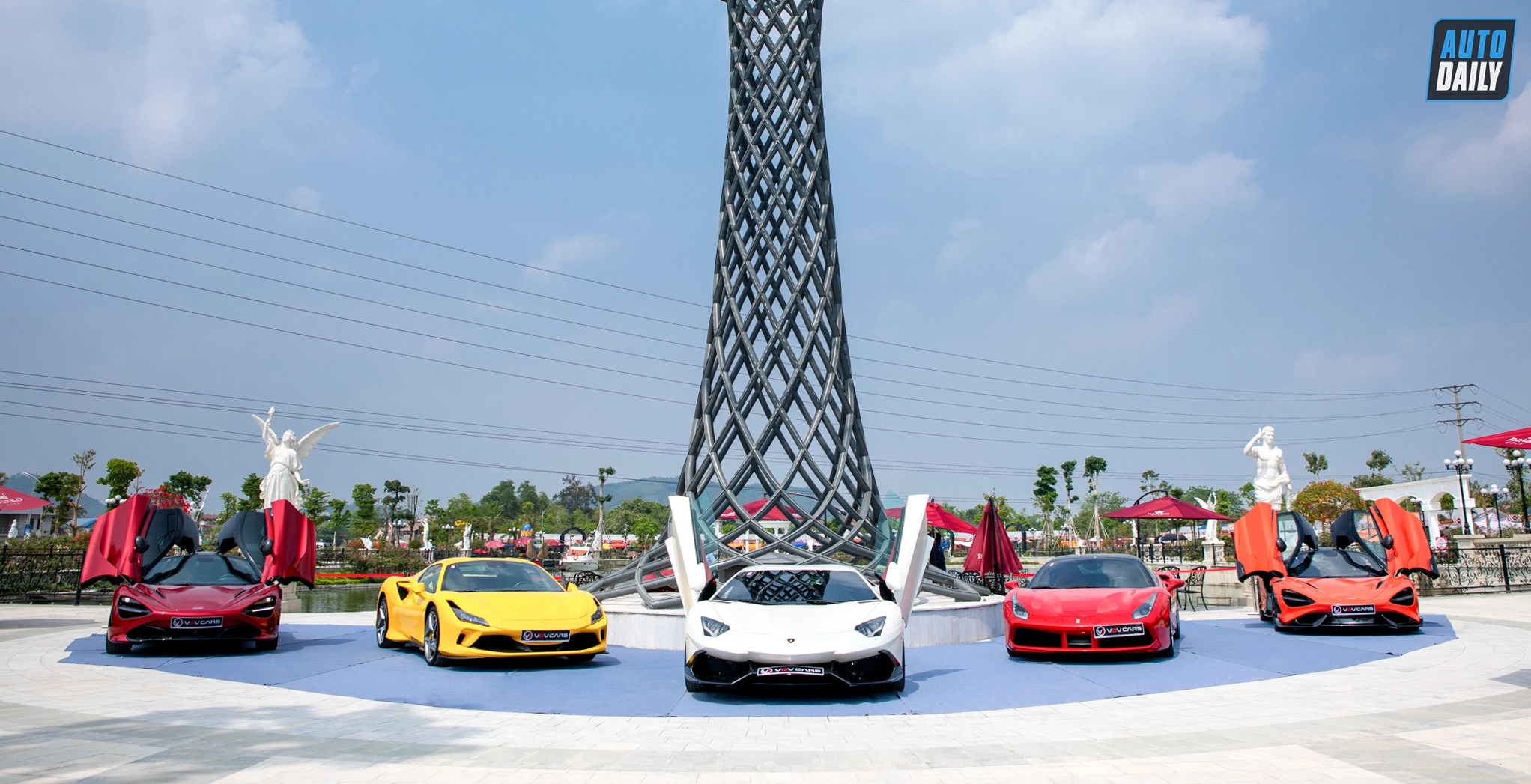 Trọn bộ hình ảnh gái đẹp và siêu xe nóng bỏng nhất năm 2026 2 Người mẫu quyến rũ khoe đường cong hoàn hảo bên cỗ máy tốc độ đắt tiền