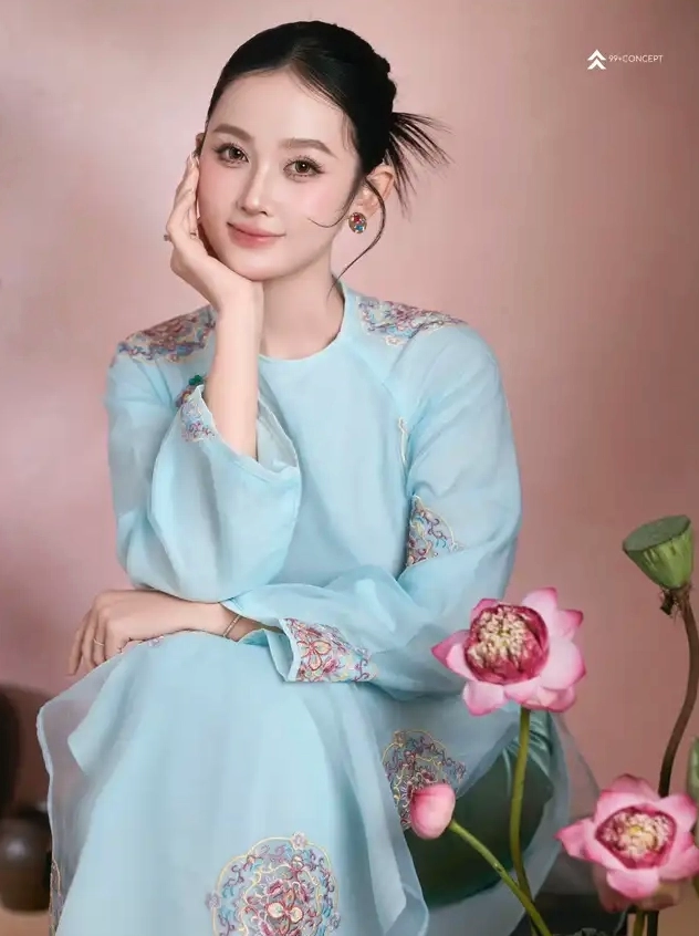 Ngắm nhìn bộ ảnh cô gái bên hồ sen đầy quyến rũ năm 2026 19 Người phụ nữ áo dài xanh thêu sen mỉm cười bên hoa sen