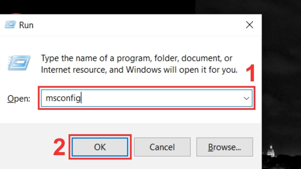 Nhấn tổ hợp phím Windows + R, gõ msconfig và nhấn Enter