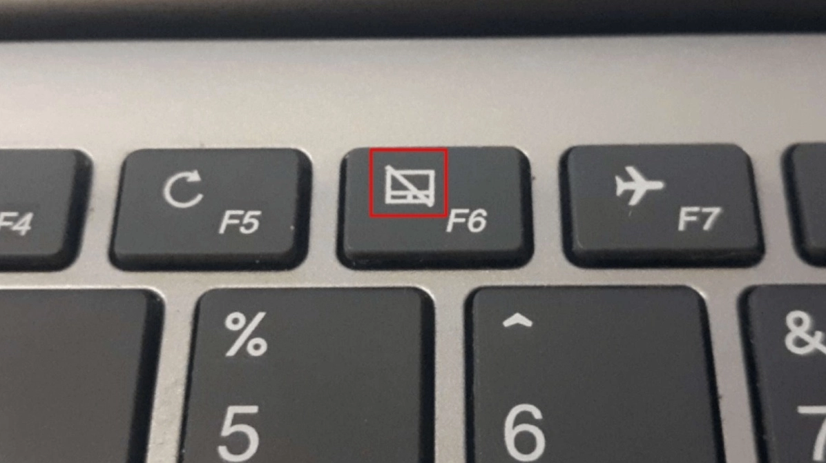 Phím tắt khóa touchpad thường nằm trên hàng phím chức năng F1 đến F12 của bàn phím laptop HP