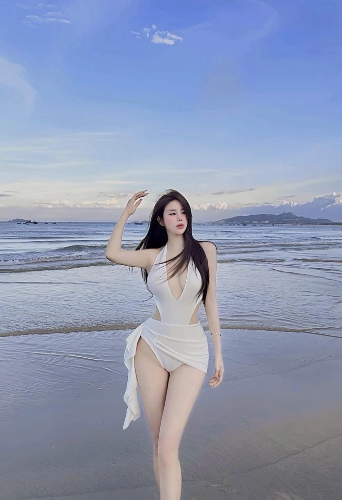 Phong cách đi biển chuẩn mực với bikini trắng và phụ kiện tối giản