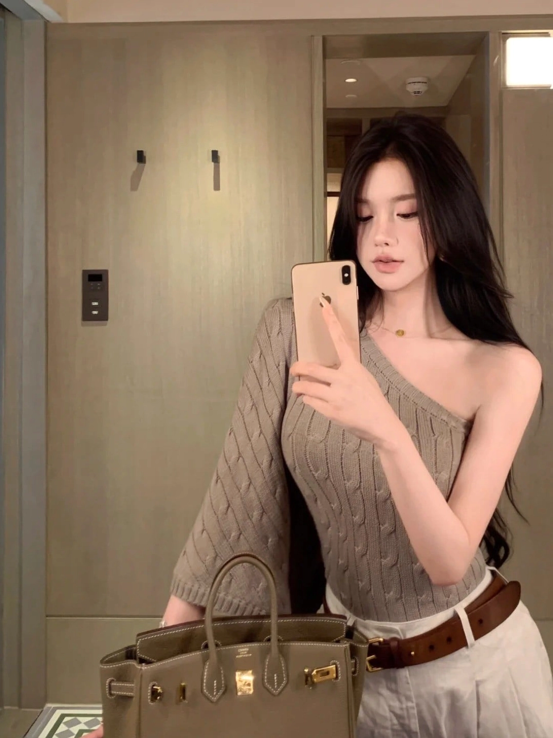Trọn bộ ảnh gái chụp dáng trước gương đẹp quyến rũ cuốn hút 7 Phong cách dịu dàng nữ tính trong bức ảnh selfie