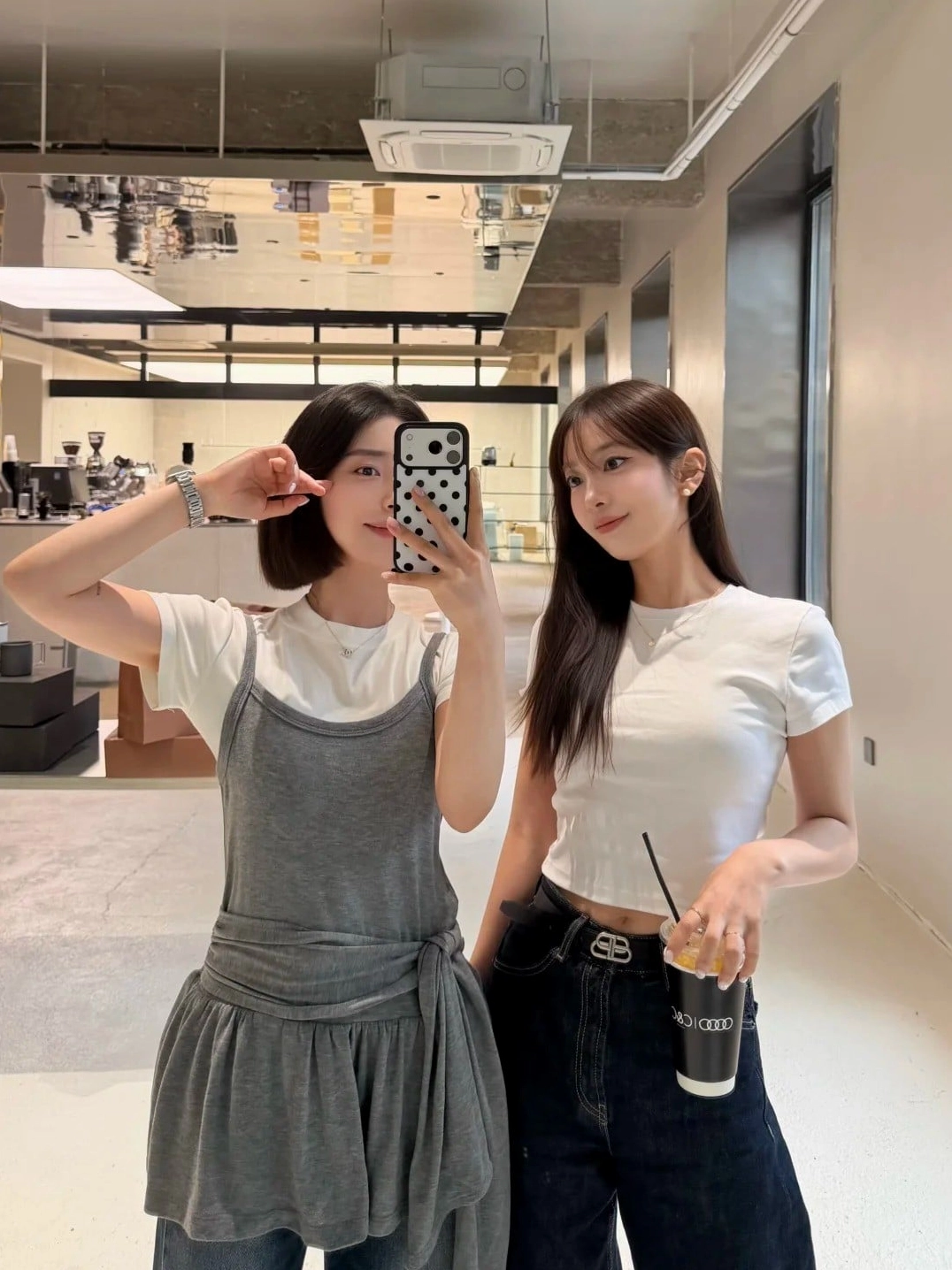 Trọn bộ ảnh gái chụp dáng trước gương đẹp quyến rũ cuốn hút 15 Phong cách hờ hững buông lơi đầy khiêu khích
