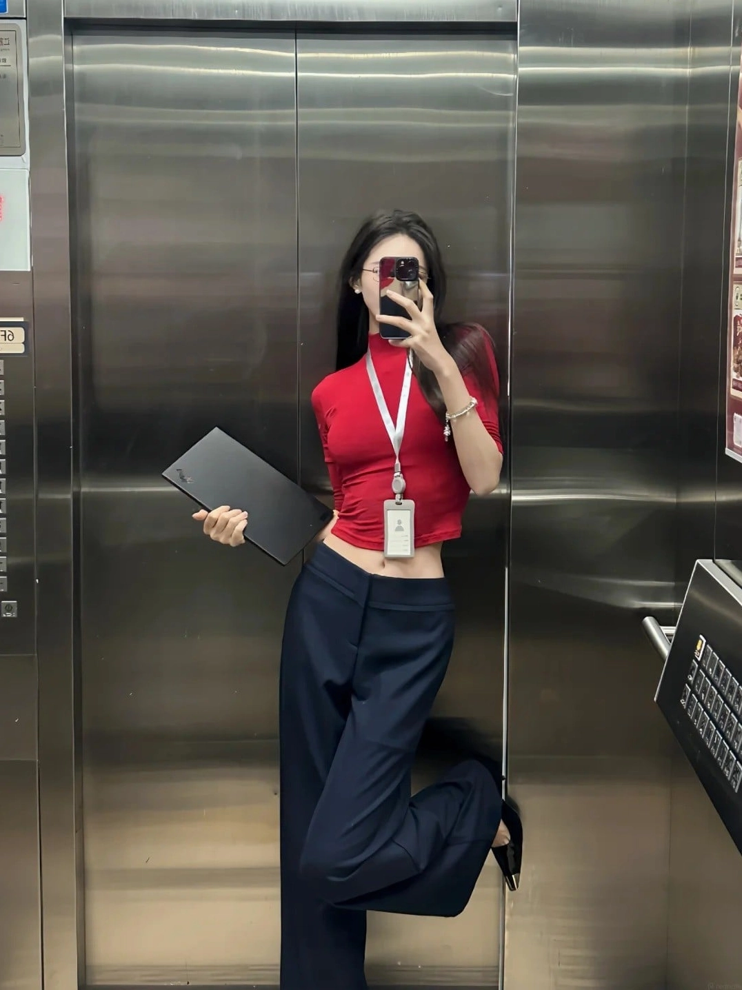 Trọn bộ ảnh gái chụp dáng trước gương đẹp quyến rũ cuốn hút 4 Phong cách năng động trẻ trung khi check in trước gương