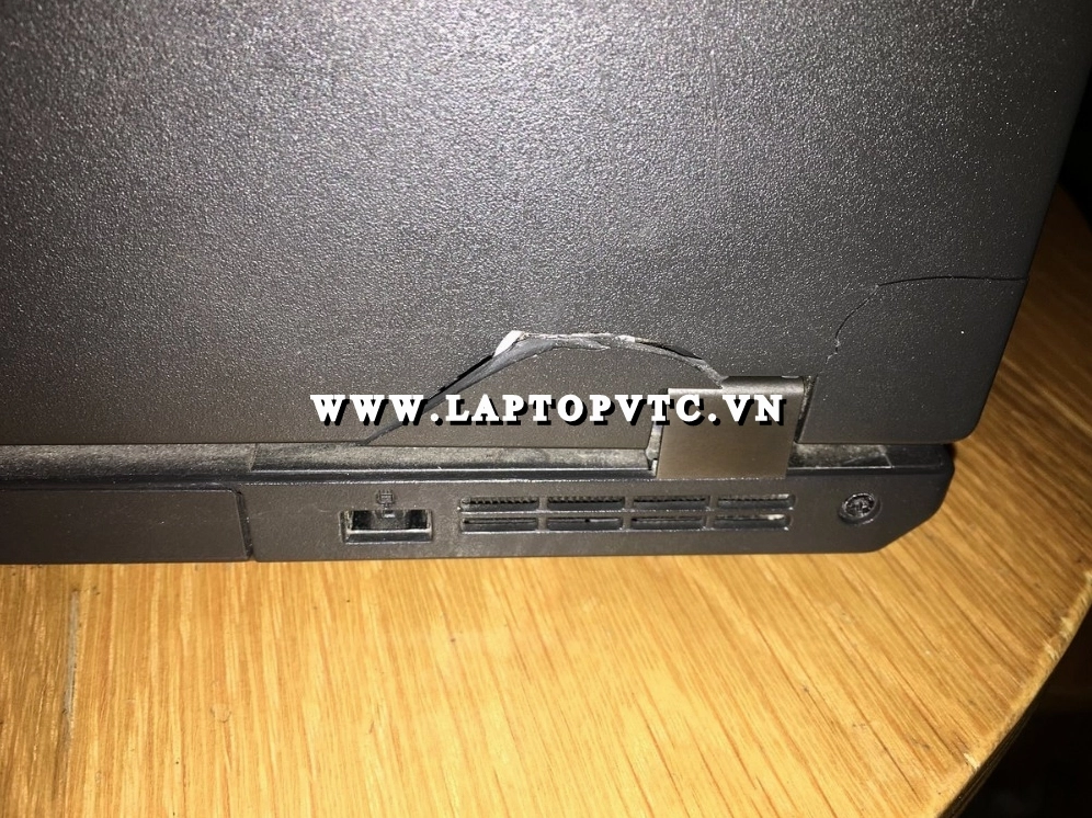 Hướng dẫn cách tháo máy tính laptop chi tiết và an toàn nhất năm 2026 5 Quá trình tân trang và sửa chữa vỏ, bản lề cho máy tính xách tay