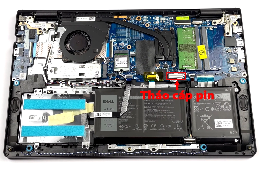 Quá trình tháo các con ốc vít ở mặt đáy của laptop Dell Vostro 15