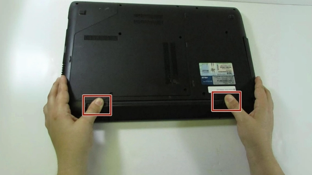 Quá trình tháo pin trên laptop Asus với thiết kế 2 thanh gạt khóa