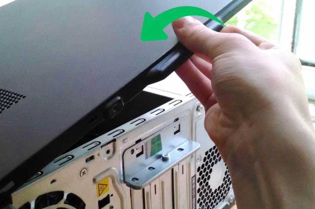 Quan sát các vị trí ốc vít và lẫy nhựa trên bo mạch chủ laptop Dell trước khi tháo linh kiện