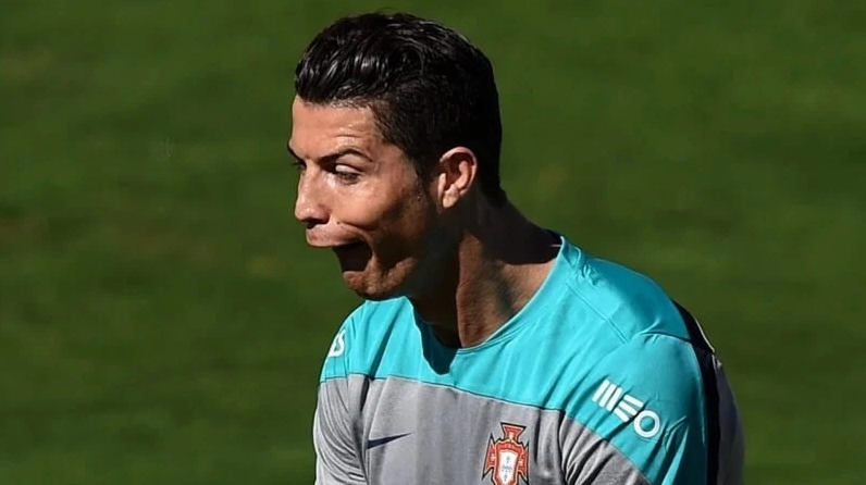 Ronaldo drink meme là biểu tượng chế hài không thể thiếu trong bóng đá