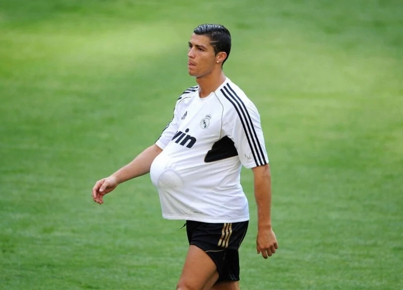 Ronaldo khóc meme mang biểu cảm hài hước và đầy cảm xúc sâu sắc