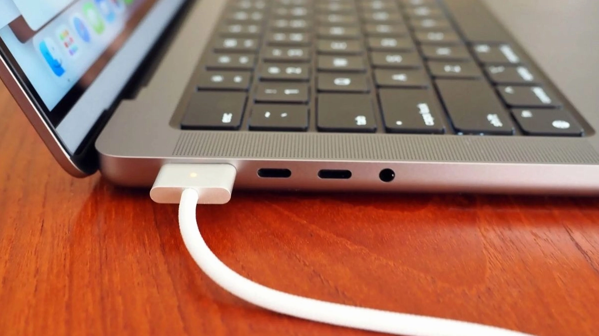 Sạc đầy pin trong những lần đầu tiên mua laptop về sử dụng