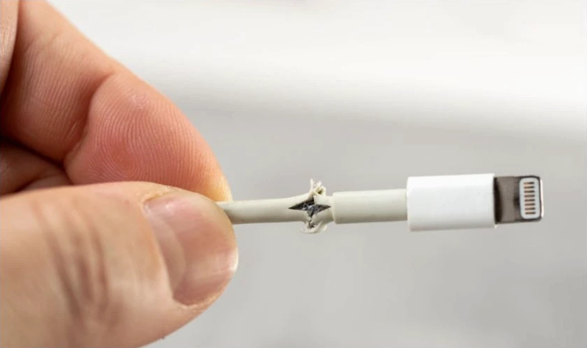 Sợi dây cáp sạc iPhone bị đứt gãy lớp vỏ bảo vệ bên ngoài