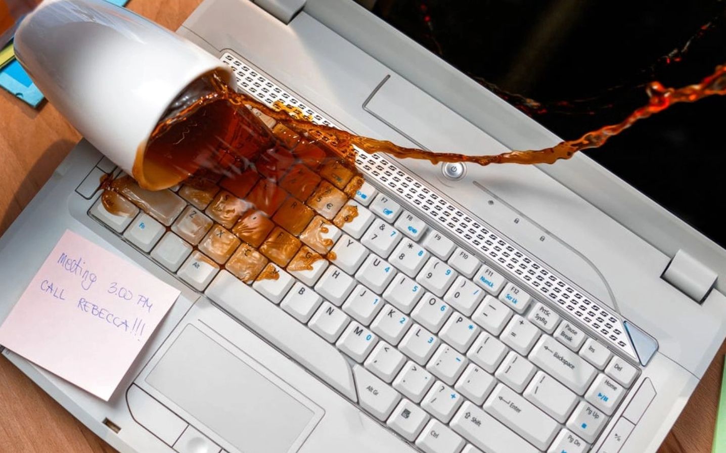 Hướng dẫn chi tiết cách sửa bàn phím laptop bị liệt 1 số nút tại nhà nhanh chóng 2 Sự cố đổ nước vào bàn phím laptop