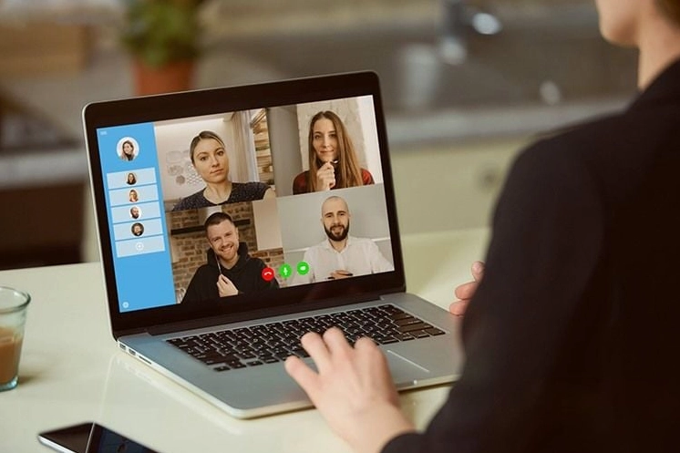 Hướng dẫn chi tiết cách mở webcam trên laptop Dell nhanh chóng nhất 2026 2 Sử dụng camera laptop để thực hiện video call với chất lượng hình ảnh rõ nét