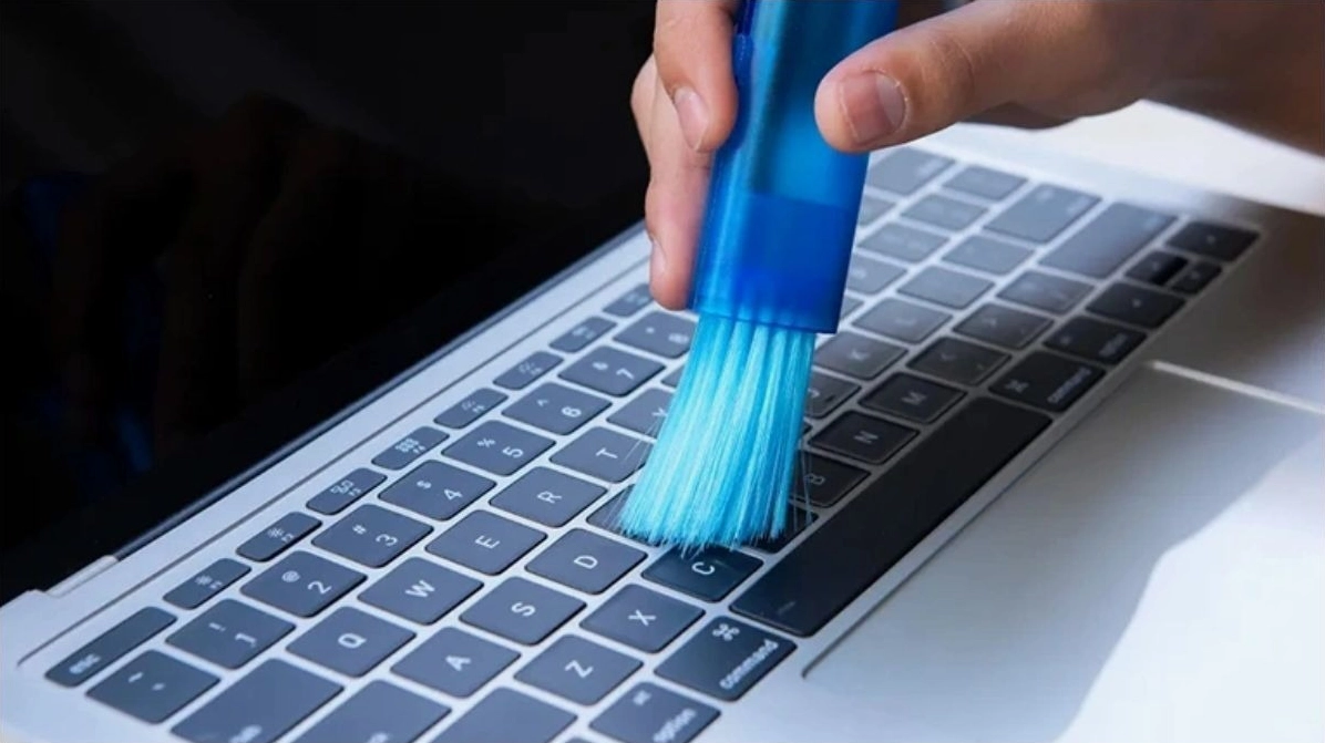 Hướng dẫn chi tiết cách test bàn phím laptop đơn giản và chính xác nhất 3 Sử dụng cọ mềm để quét sạch bụi bẩn trên bàn phím máy tính xách tay