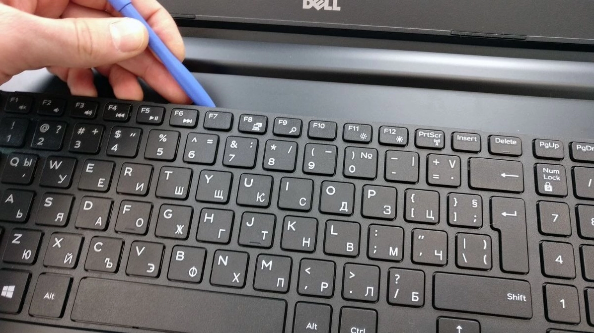 Hướng dẫn chi tiết cách tháo phím laptop an toàn tại nhà chuẩn kỹ thuật 3 Sử dụng dụng cụ nạy bằng nhựa để bẩy các chốt giữ mâm bàn phím laptop