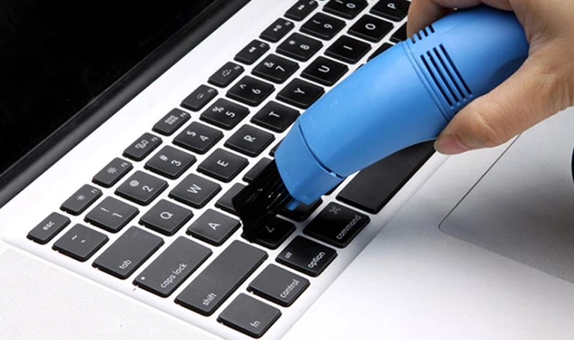 Sử dụng máy hút bụi mini để hút sạch các cặn bẩn nhỏ bên trong bàn phím laptop Dell