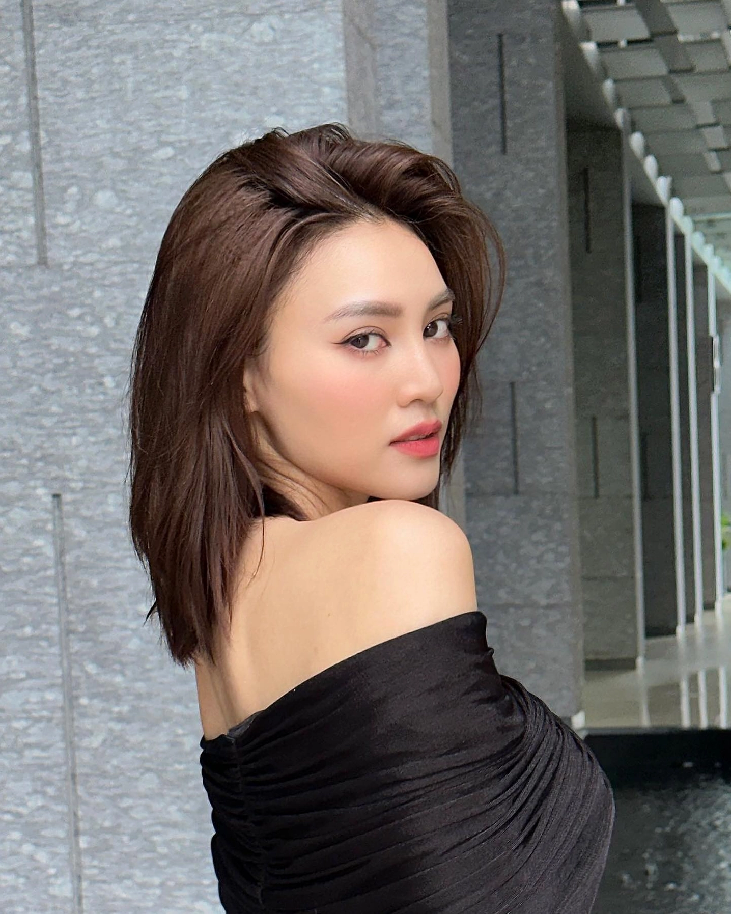 Bộ sưu tập ảnh gái xinh tóc ngắn Việt Nam cuốn hút năm 2026 17 Sự kết hợp hoàn hảo giữa mái tóc ngắn và trang phục thanh lịch