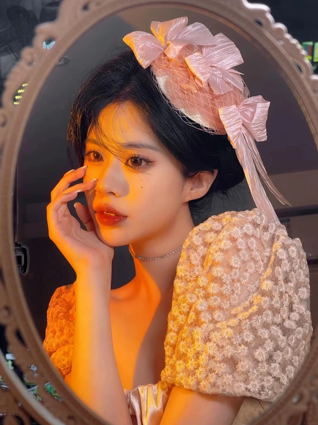 Trọn bộ ảnh gái chụp dáng trước gương đẹp quyến rũ cuốn hút 25 Sự kết hợp hoàn hảo giữa trang phục và thần thái