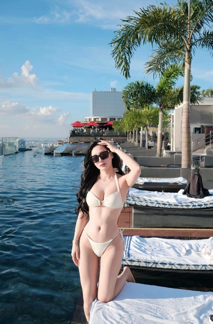 Sự sang trọng và quý phái toát lên từ bộ đồ bơi màu trắng