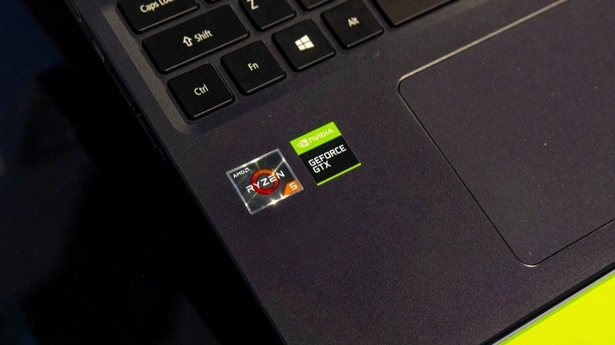 Tem thông tin card màn hình rời được dán trên chiếu nghỉ tay gần khu vực bàn phím laptop