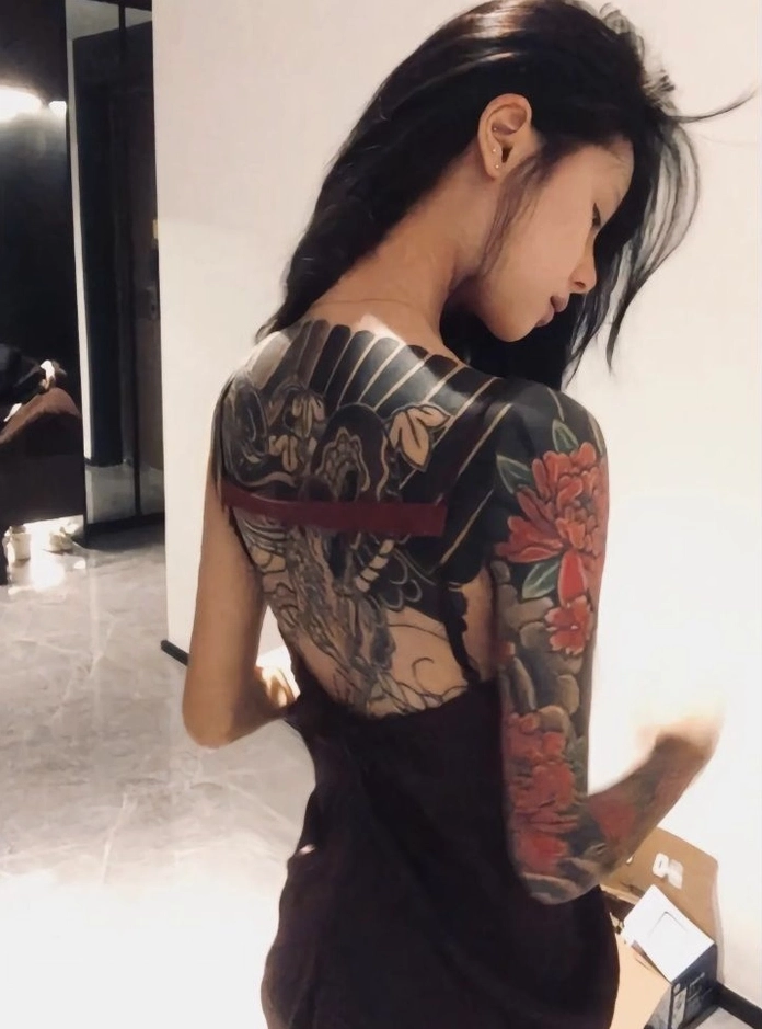 Thần thái tự tin rạng ngời của gái đẹp xăm mình