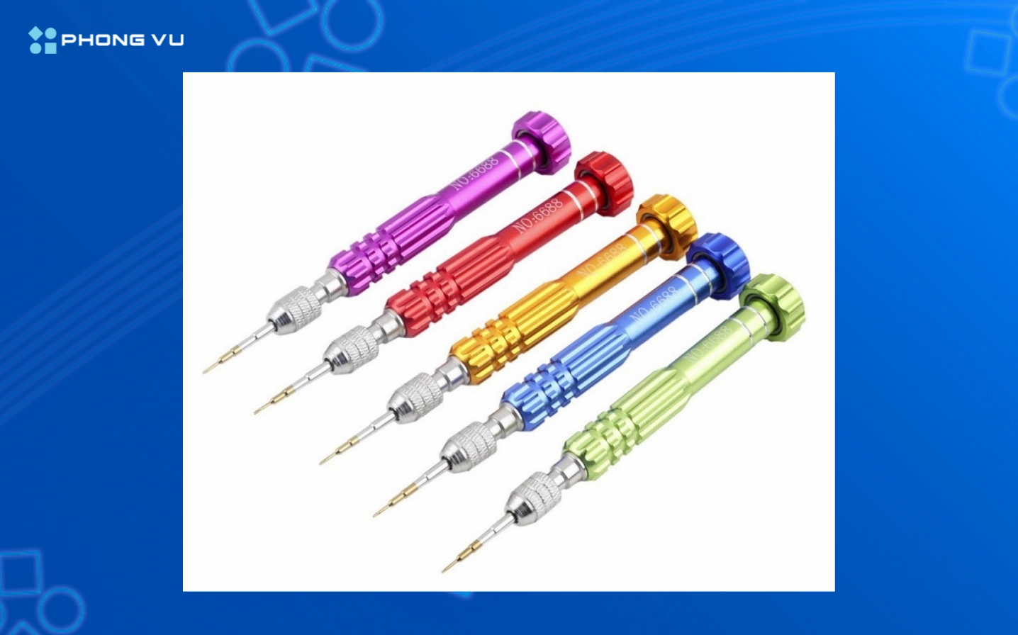 Hướng dẫn chi tiết cách nâng cấp RAM cho laptop chuẩn kỹ thuật 2 Thao tác cầm tua vít vặn ốc để mở nắp lưng bảo vệ của laptop