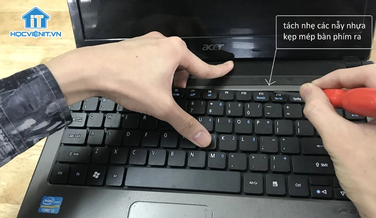 Hướng dẫn cách thay bàn phím laptop Acer nhanh chóng hiệu quả 4 Thao tác dùng dụng cụ nạy để từ từ tách bàn phím cũ lên khỏi mặt C của laptop Acer