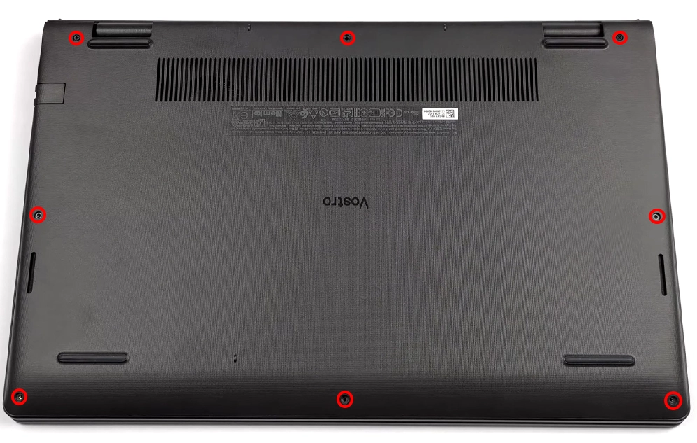 Thao tác dùng dụng cụ nạy viền nhựa để tách mặt đáy laptop Dell Vostro 15