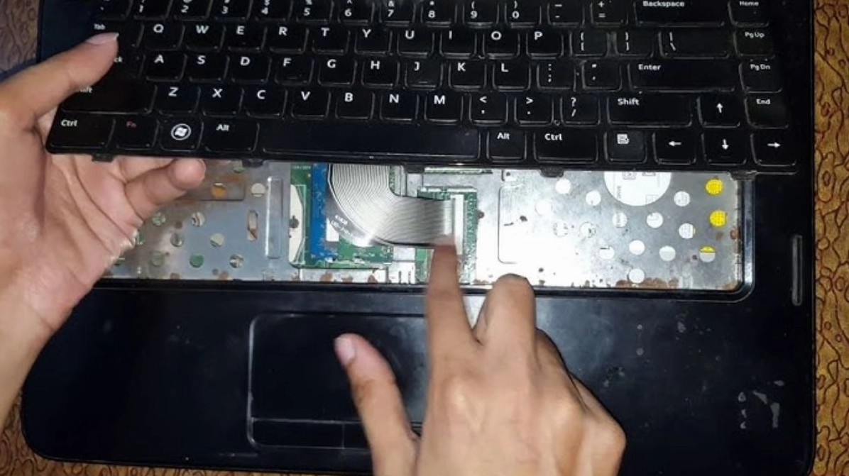 Thao tác mở chốt và rút dây cáp tín hiệu bàn phím