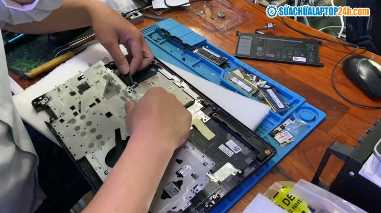 Thao tác nạy nút phím laptop Dell yêu cầu sự khéo léo để không làm gãy ngàm nhựa