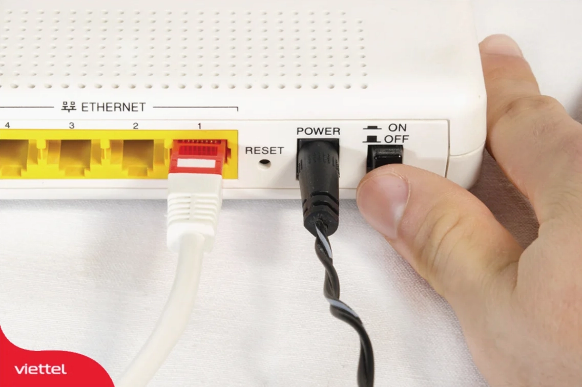Hướng dẫn sửa lỗi chấm than wifi trên điện thoại và máy tính hiệu quả 1 Thao tác nhấn nút nguồn tắt và bật lại để khởi động lại thiết bị modem wifi