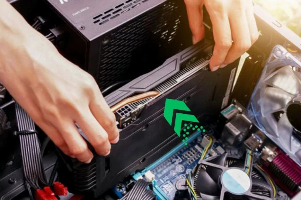 Thao tác rút card màn hình ra khỏi khe cắm MXM trên bo mạch chủ laptop một cách cẩn thận