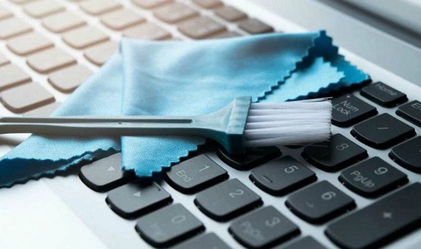 Hướng dẫn chi tiết cách lắp lại nút bàn phím laptop đơn giản tại nhà 6 Thao tác sử dụng cọ mềm để vệ sinh bụi bẩn bám trên khe hở của bàn phím laptop