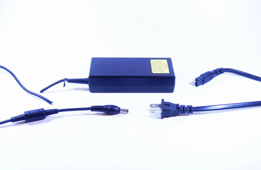 Hướng dẫn chi tiết cách tháo sạc laptop Asus tại nhà an toàn và hiệu quả 4 Thao tác tách đôi vỏ sạc laptop sau khi đã nạy rãnh bằng dao