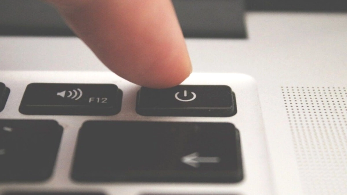 Hướng dẫn chi tiết cách lau màn hình laptop sạch bóng an toàn tại nhà 3 Thao tác tắt nguồn laptop trước khi tiến hành vệ sinh màn hình