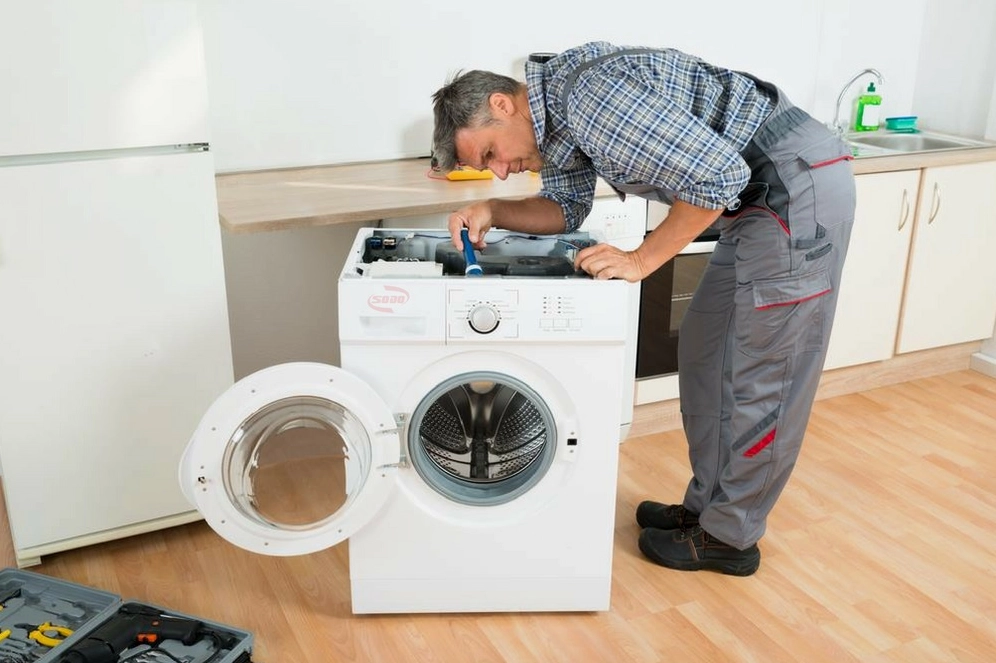 Thao tác tháo ống cấp nước để kiểm tra và vệ sinh lưới lọc máy giặt LG