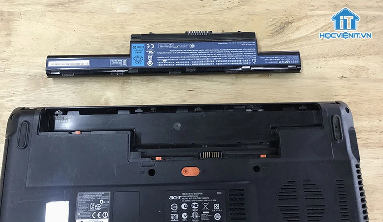 Hướng dẫn cách thay bàn phím laptop Acer nhanh chóng hiệu quả 3 Thao tác tháo pin ra khỏi laptop Acer trước khi tiến hành các bước thay bàn phím