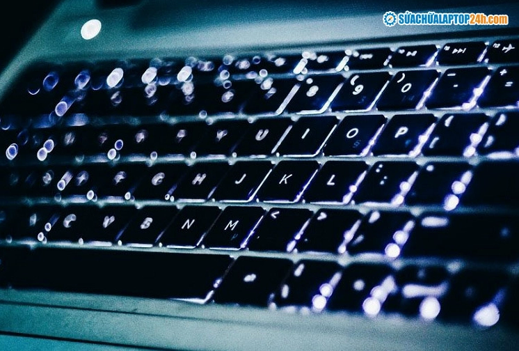 Thao tác tháo pin và ngắt kết nối điện trước khi tiến hành tháo lắp laptop Dell