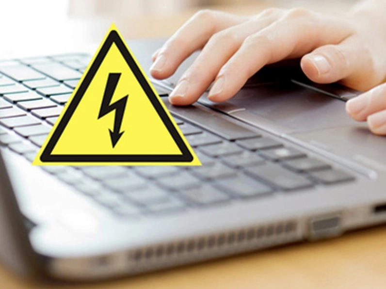 Thao tác xả tĩnh điện để sửa laptop không hiển thị màn hình do sốc điện