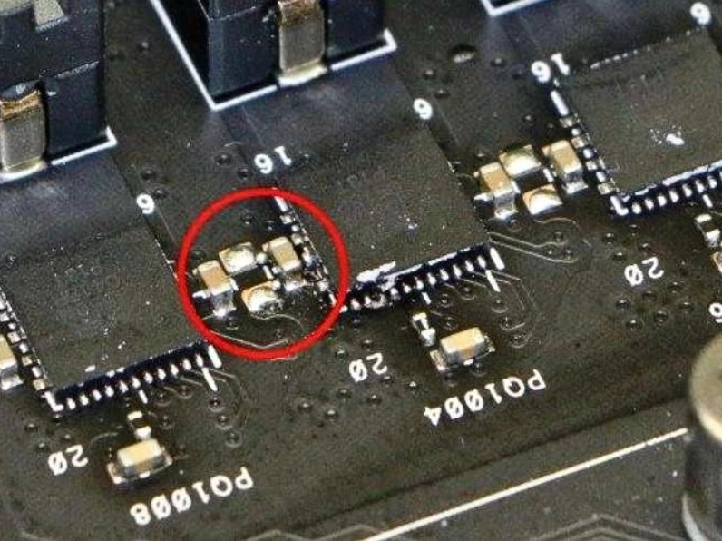 Tháo và vệ sinh chân tiếp xúc RAM để khắc phục lỗi không lên hiển thị