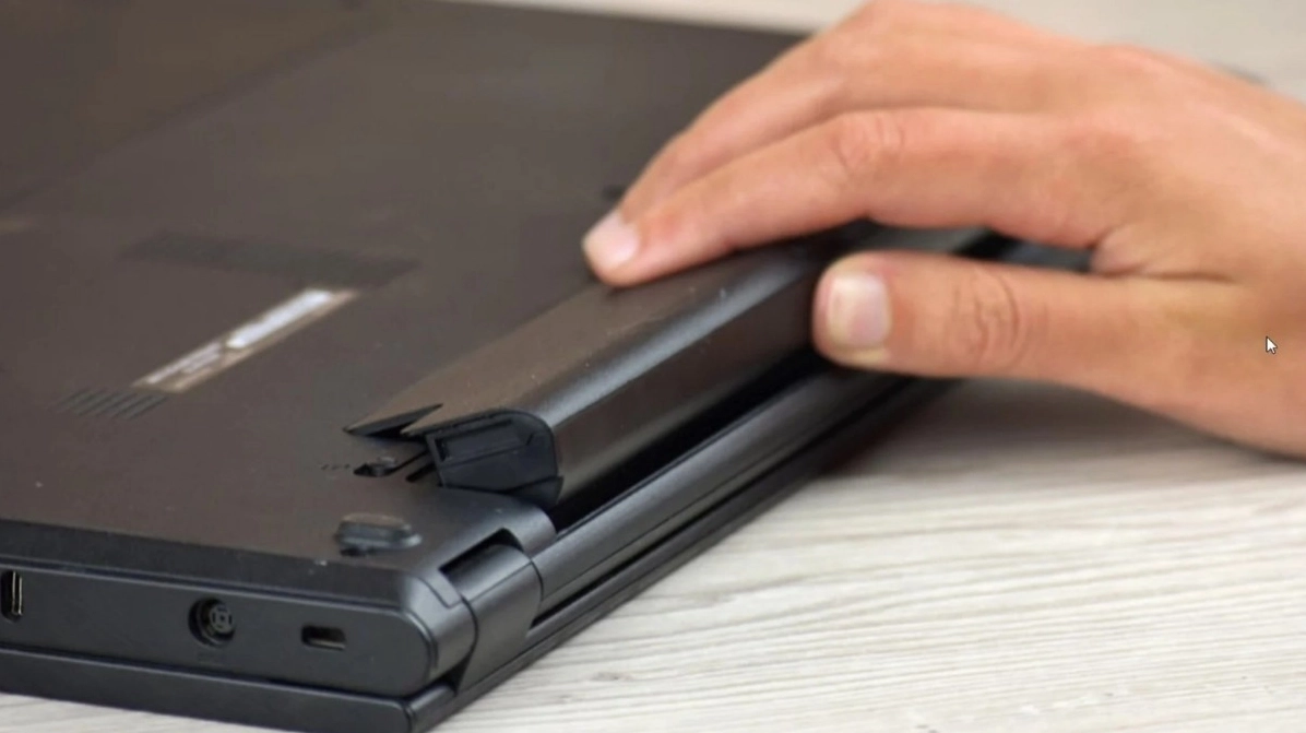 Thị trường hiện nay có hai loại pin laptop phổ biến là pin rời và pin liền