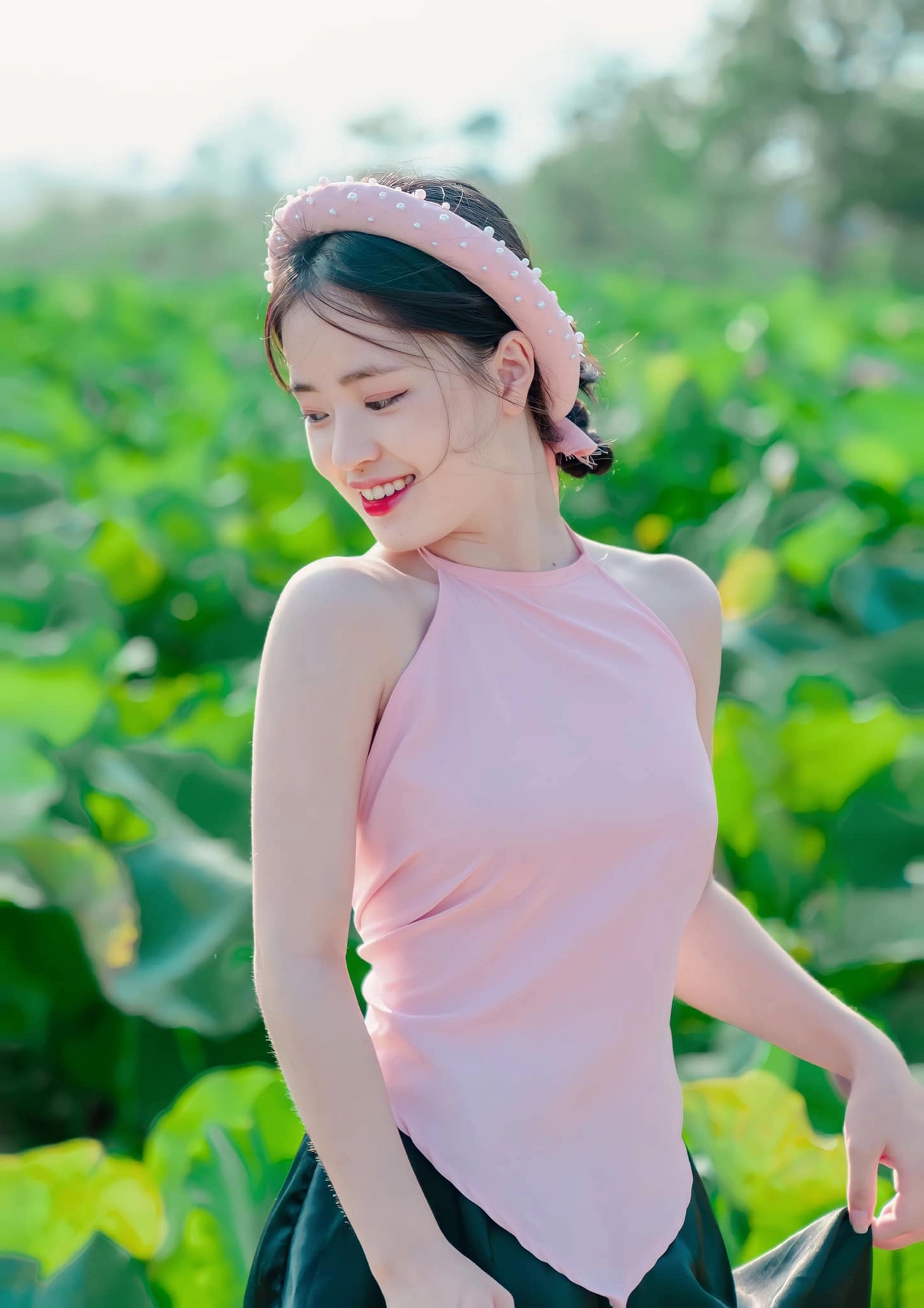 Thiếu nữ 20 tuổi rạng rỡ trong nắng ban mai