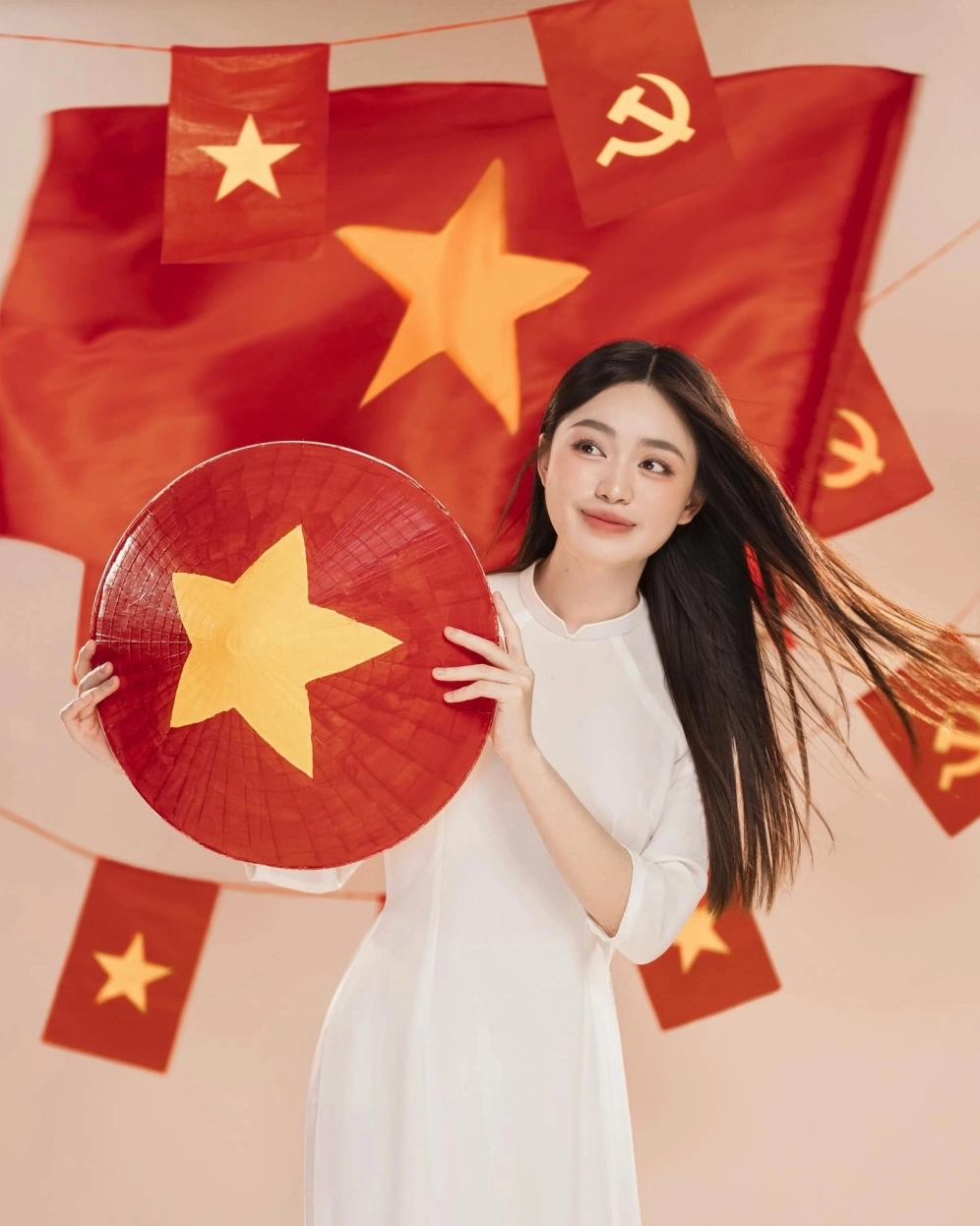 Ngắm nhìn bộ sưu tập 20+ ảnh cô gái cười đẹp rạng rỡ nhất 2026 14 Thiếu nữ xinh đẹp mỉm cười mơ màng khi tựa bên khung cửa sổ đầy nắng