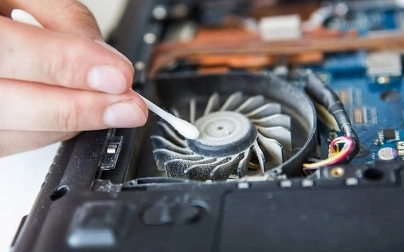 Thực hiện việc vệ sinh laptop định kỳ khoảng 6 đến 12 tháng một lần