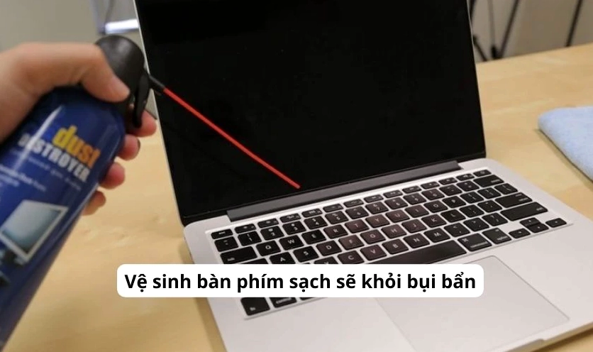 Tiến hành vệ sinh bàn phím cẩn thận bằng cọ mềm